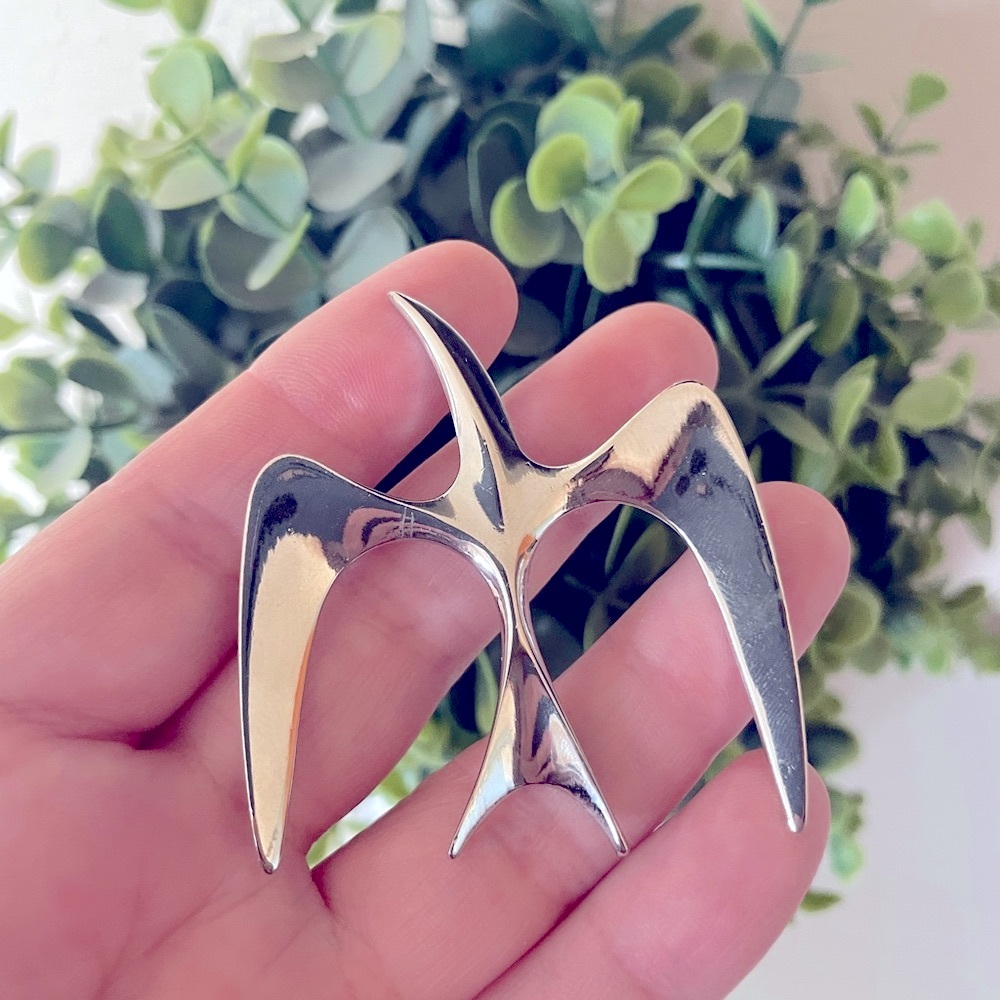 Sarah Coventry Silvertone Flying Bird Seagull Brooch Pin measures 2”
